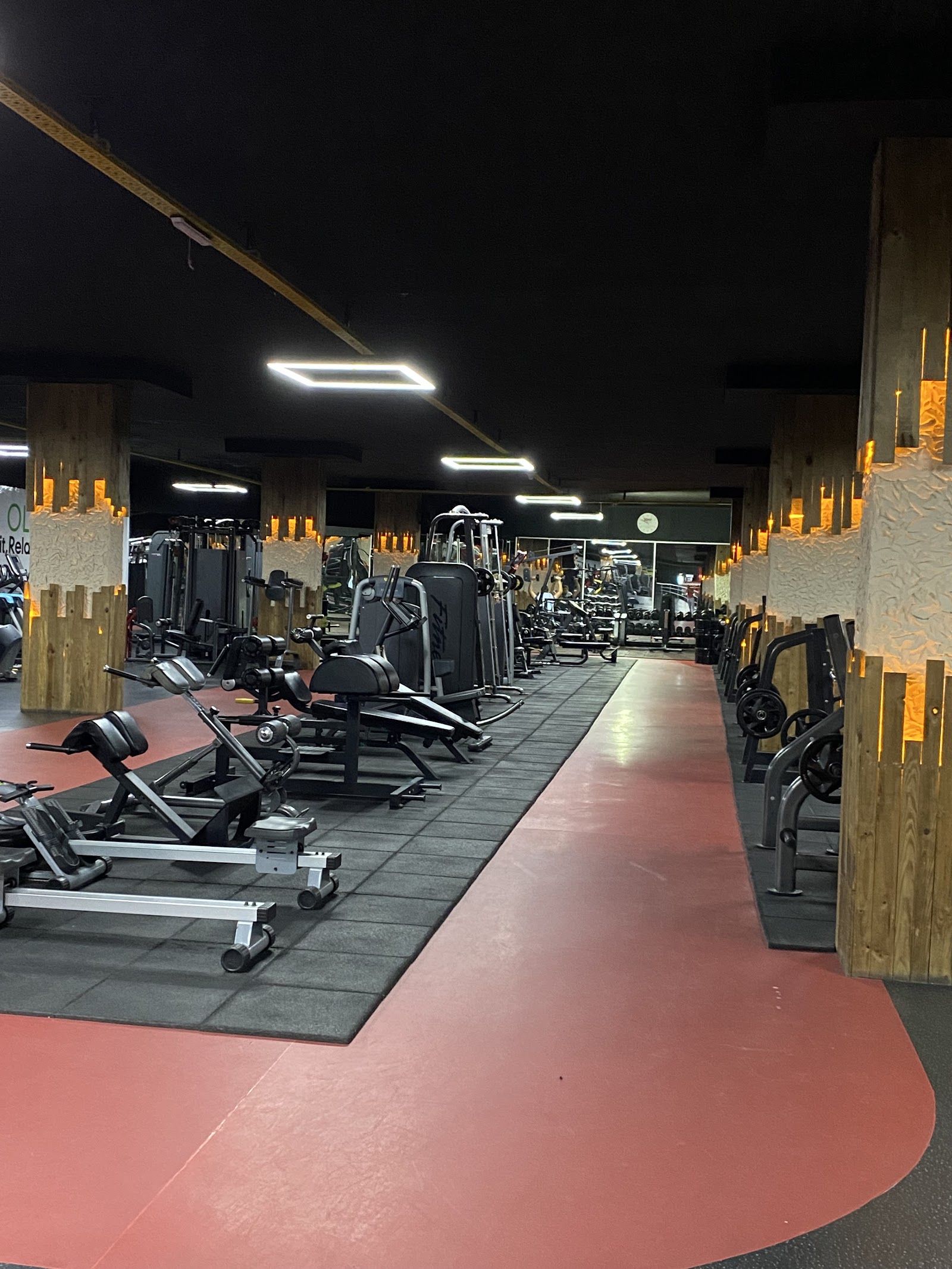 XFİT Platinum Spor Kompleksi mekanı