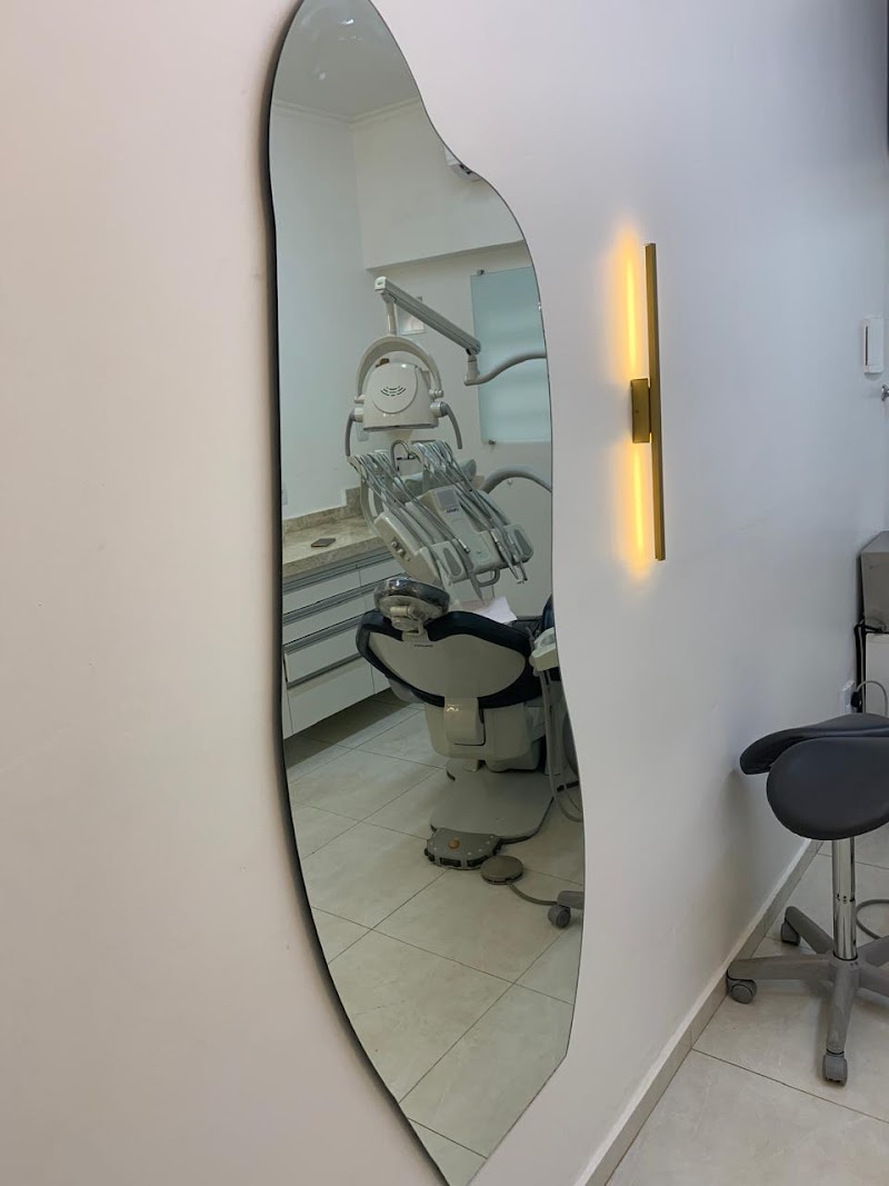 Dra. Daniela Carvalho | Dentista, Facetas de Resina, Clareamento Dental. - foto 4