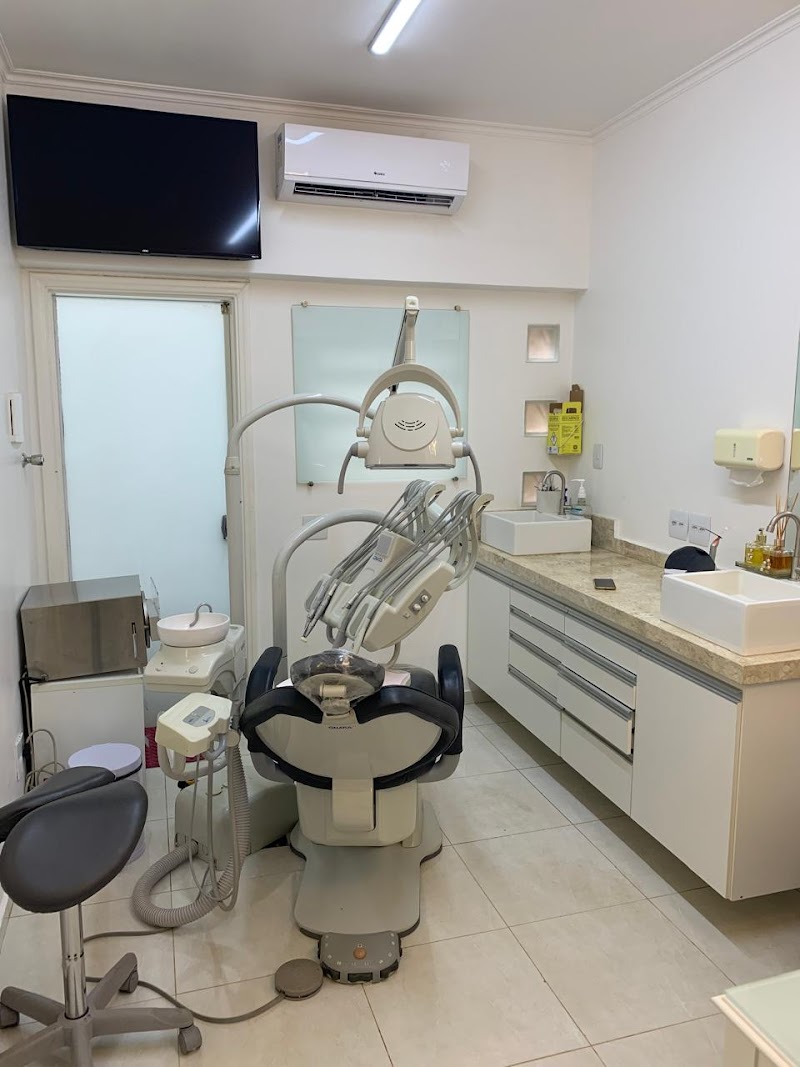 Dra. Daniela Carvalho | Dentista, Facetas de Resina, Clareamento Dental. - foto 2