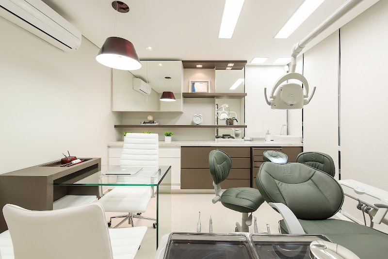 DRA FABIANA BECKER D’AVILA Odontologia e Invisalign Doctor - CLINIFAMA ODONTOLOGIA - foto 2