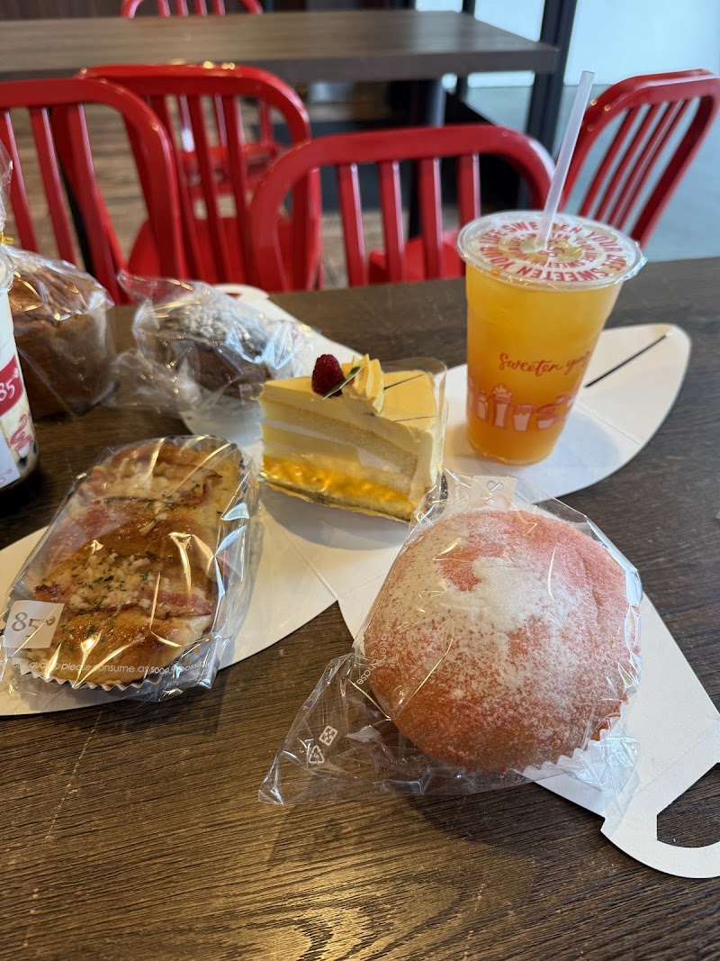 85°C Bakery Cafe - Northridge photo 2