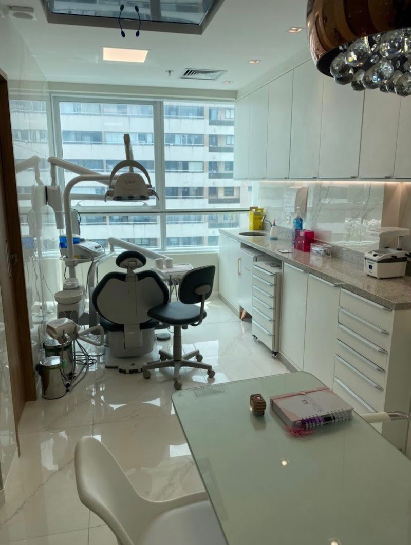 Dra Christal Colúmbia - Ortodontia e Odontologia Estética