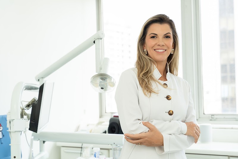 Dra. Carla Christoph - Reabilitação oral e estética - foto 4