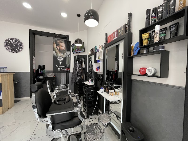 BLOOD'S BARBER — photo 2