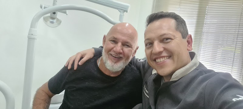 Clínica implantes - Odonto Feratos - implantes Curitiba - Dr. Fernando Moraes Santos