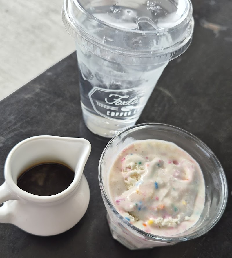 Foxtail Coffee Co. & Kelly's Ice Cream - Magnolia Plaza photo 4
