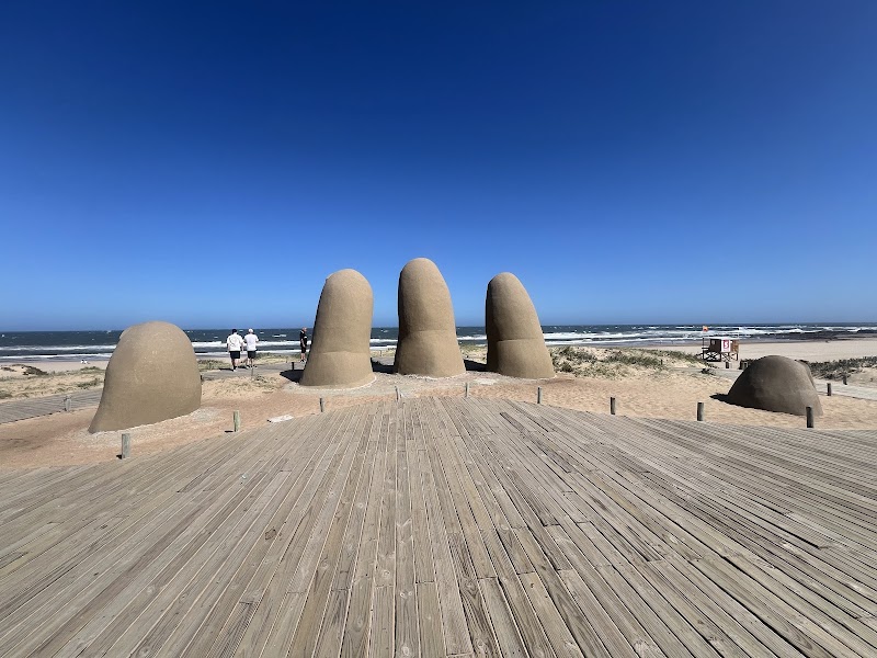 La Mano • Hombre emergiendo a la vida