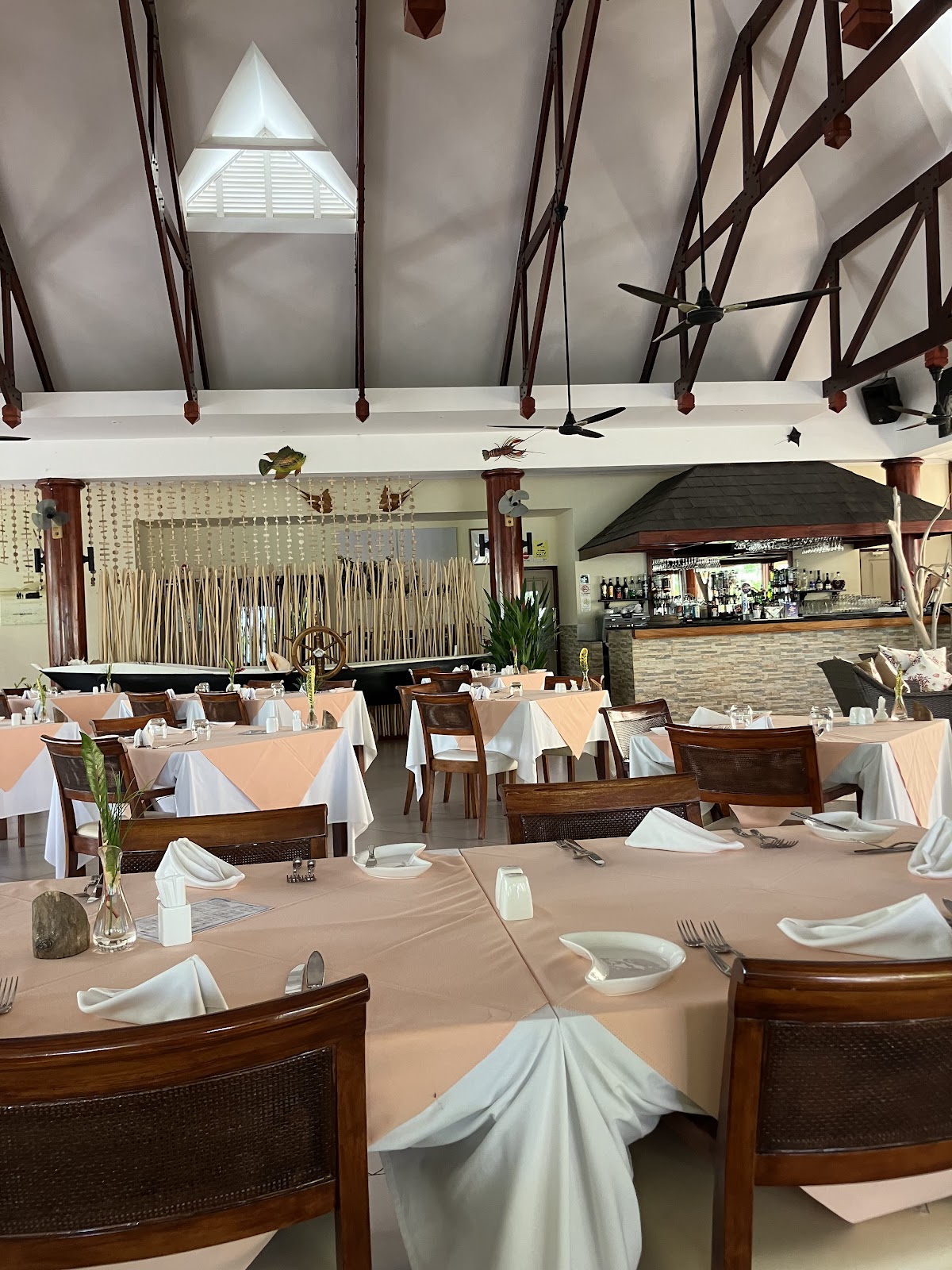 Reštaurácia Pirogue Restaurant & Bar