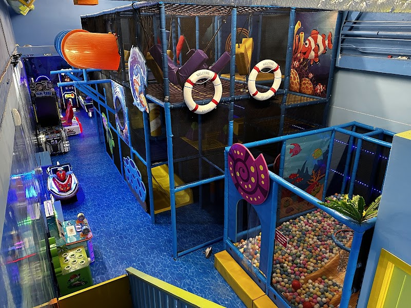 SAY CHEEZ LA — interior