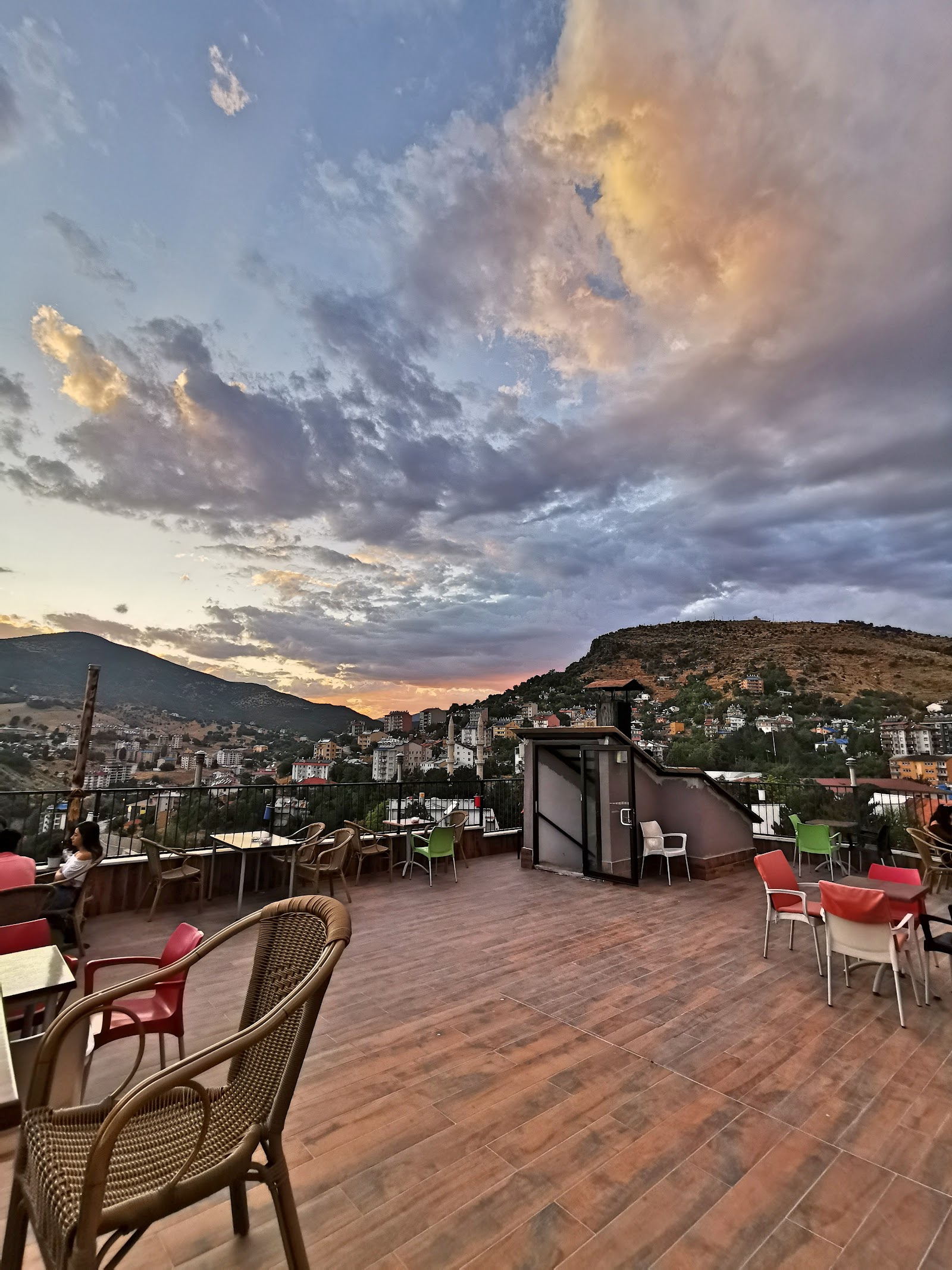 CC CAFE mekanı