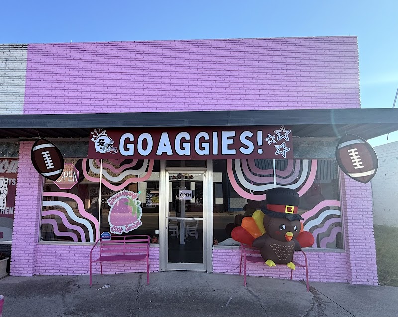 Strawberry City Social photo 3