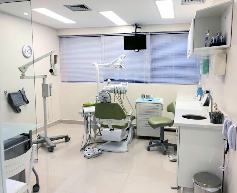 Dra. Viviane Lucas - Cirurgiã Dentista, Endodontia, Botox, Harmonização Facial, Clareamento Dental - Barra da Tijuca - foto 2