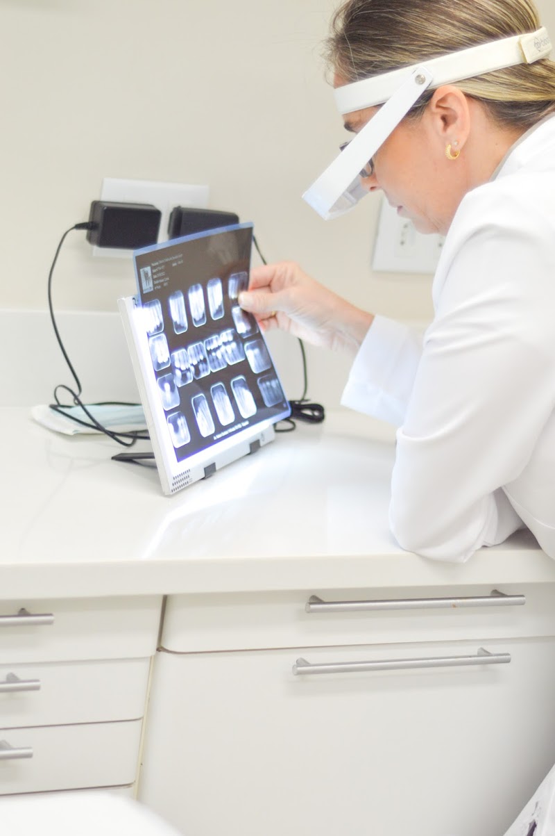 Dra. Viviane Lucas - Cirurgiã Dentista, Endodontia, Botox, Harmonização Facial, Clareamento Dental - Barra da Tijuca - foto 3