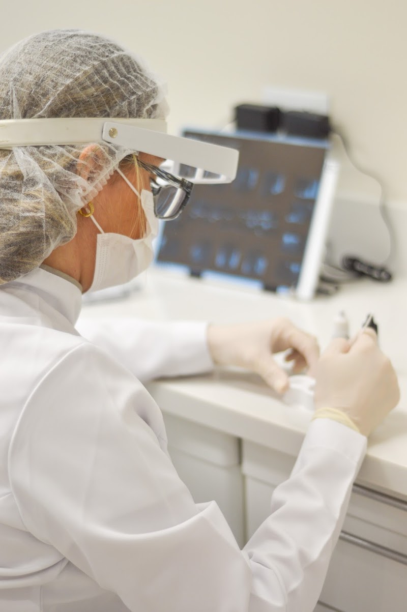 Dra. Viviane Lucas - Cirurgiã Dentista, Endodontia, Botox, Harmonização Facial, Clareamento Dental - Barra da Tijuca - foto 4