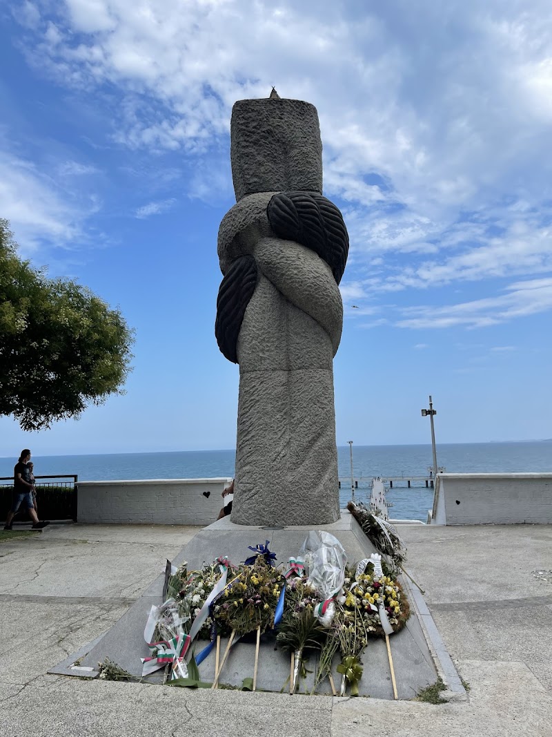 Памятник моряку