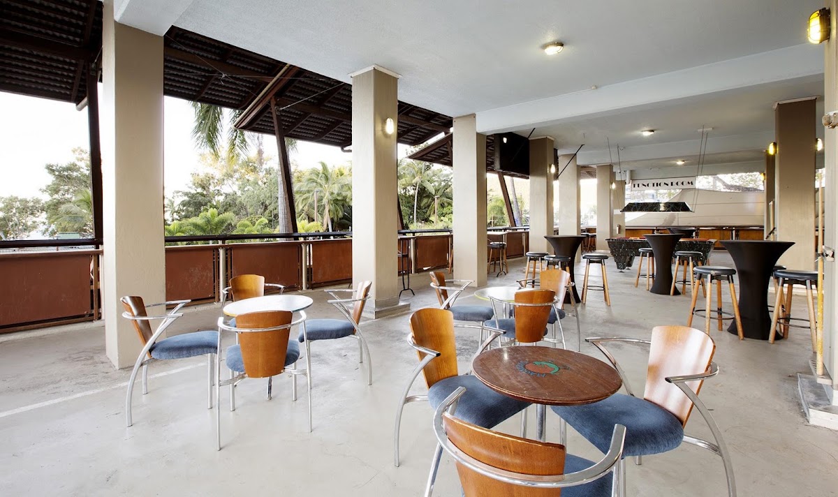 Magnums Airlie Beach