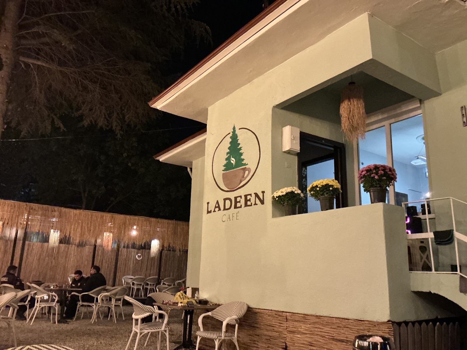 Ladeen Cafe mekanı