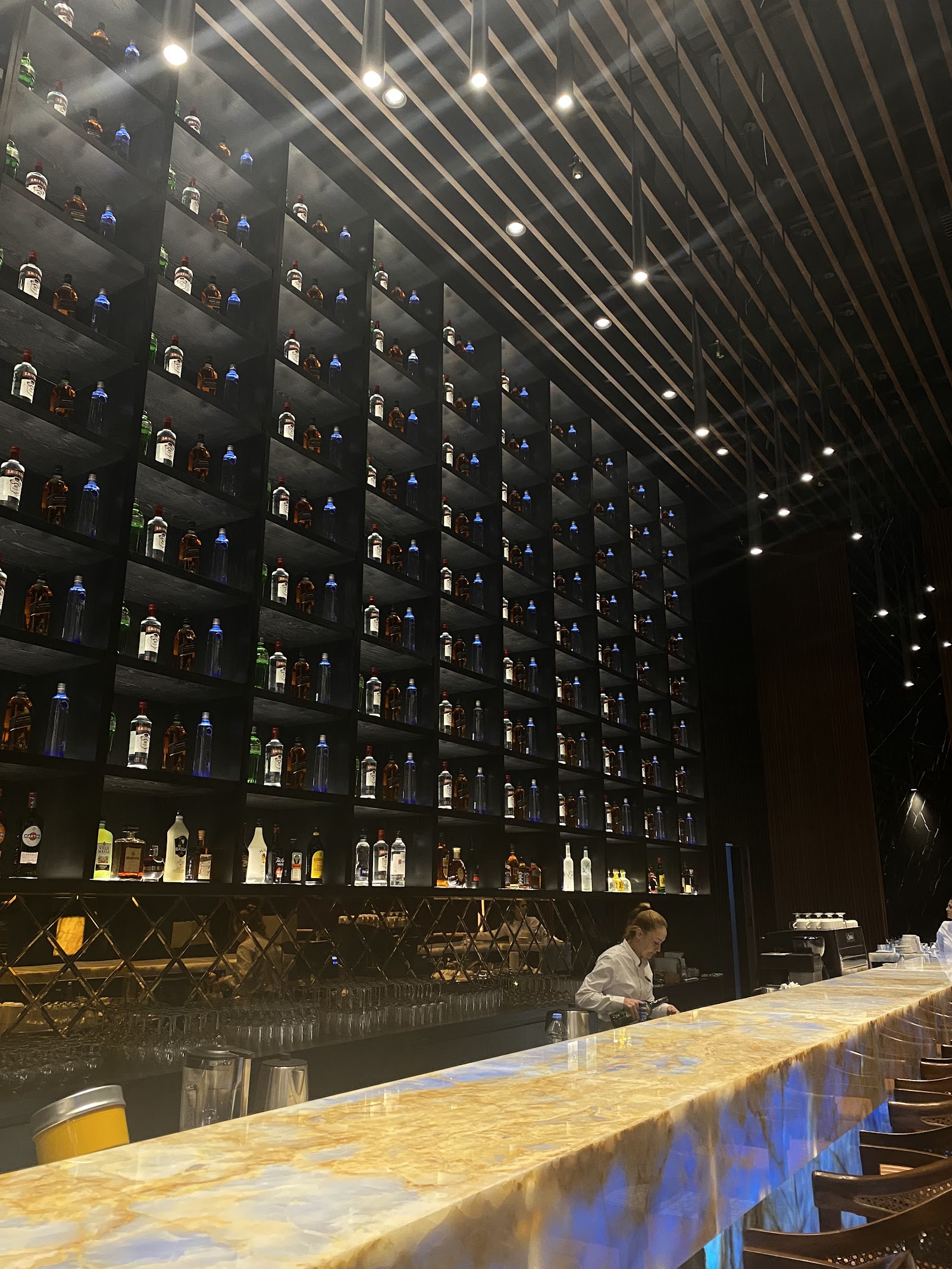 Skyline Lounge & Bar mekanı