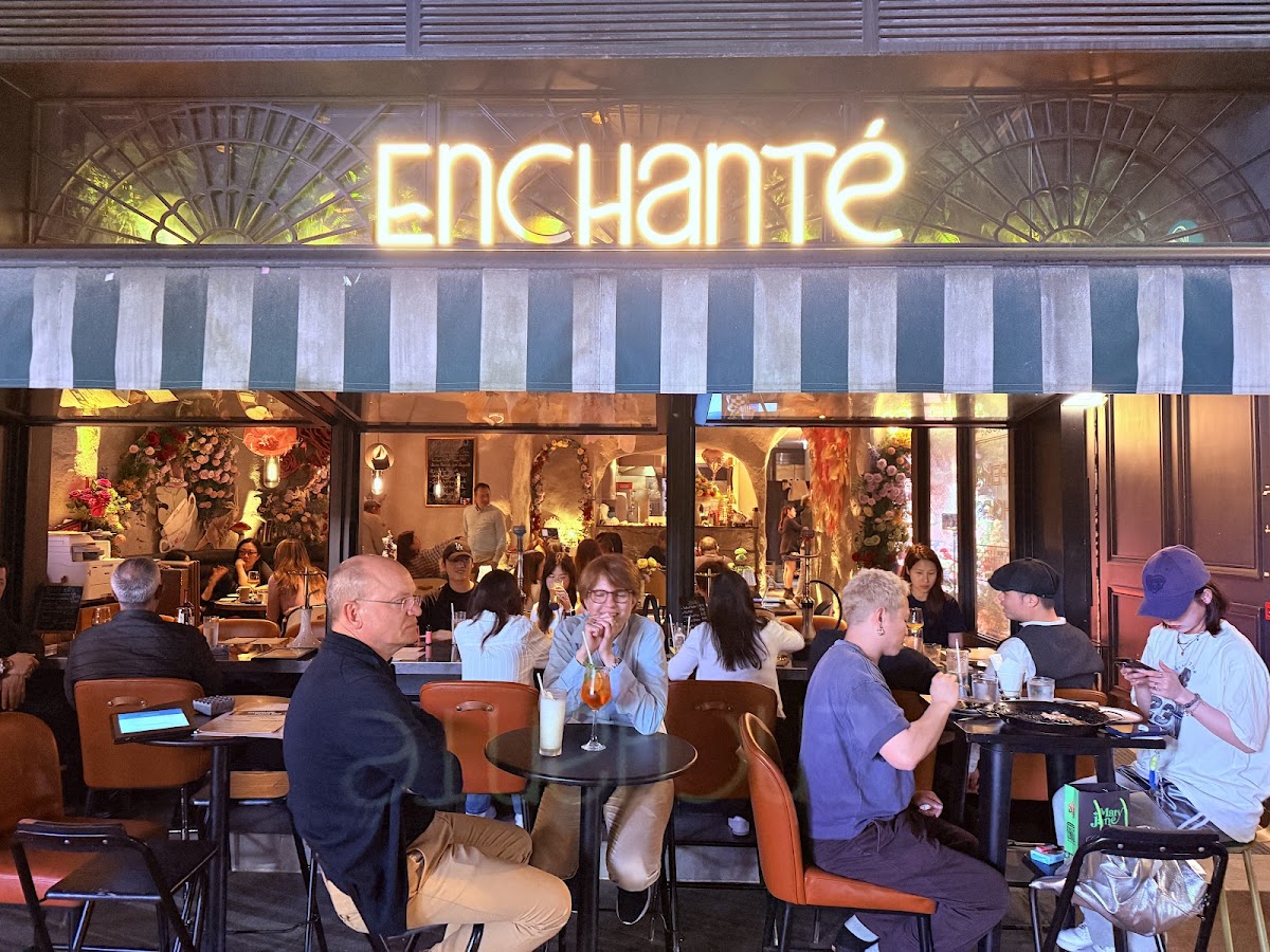 Enchanté photo 2