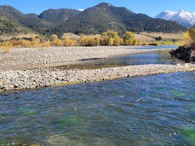 Yellowstone River Viewpoint Pull-In
