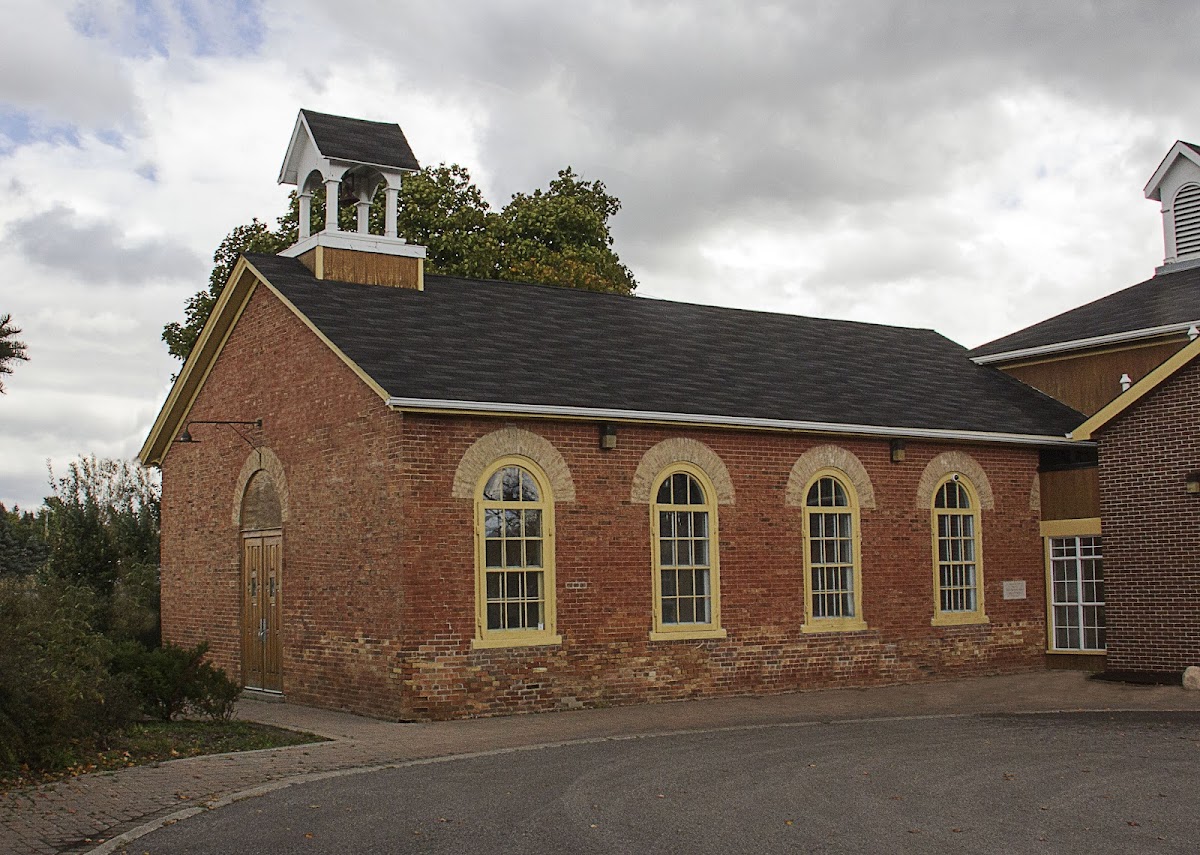 Exterior photo of Lakeridge Montessori School