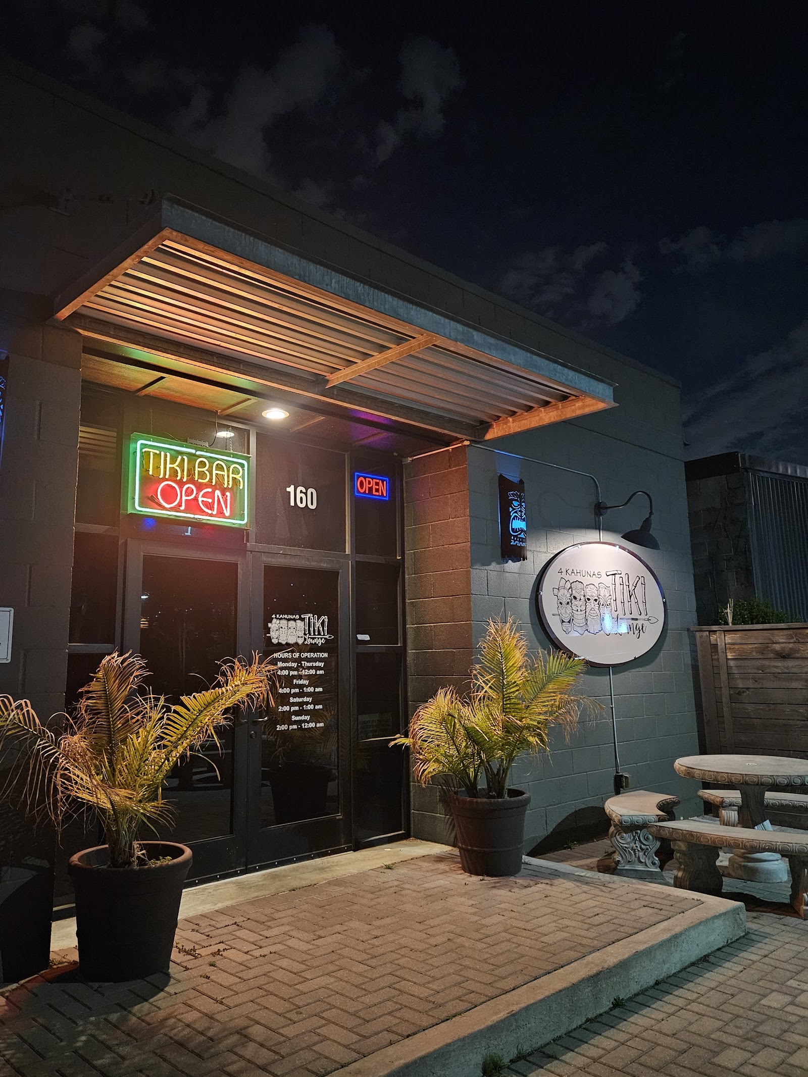 4 Kahunas Tiki Lounge
