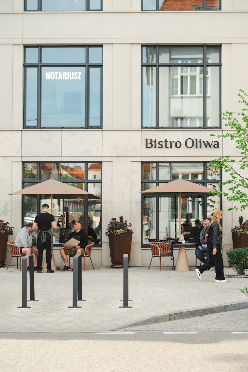 Przytulne stoły i wystrój Bistro Oliwa
