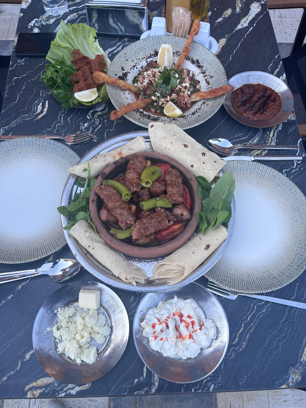 Opa Restaurant mekanı