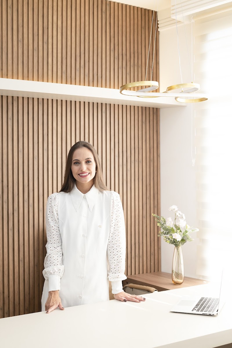 Dra. Camila Castro - Reabilitação oral e estética dental - foto 2