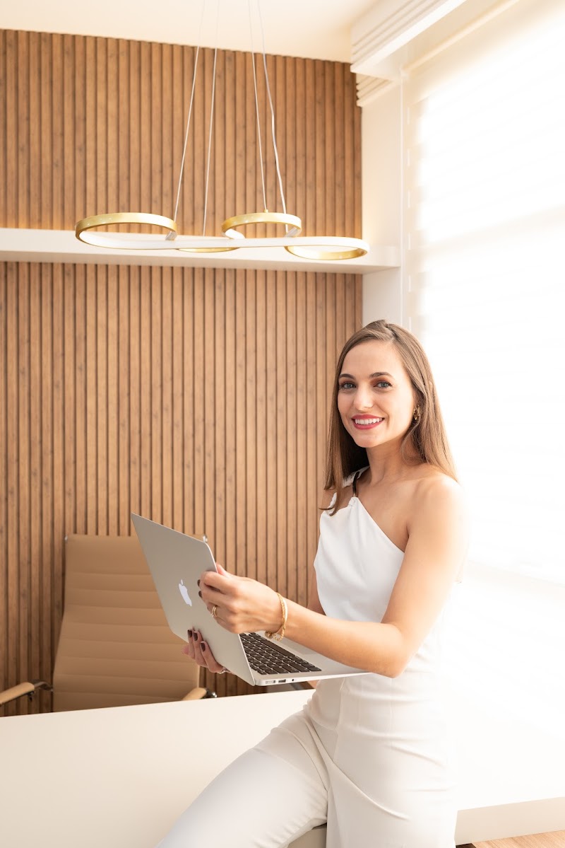 Dra. Camila Castro - Reabilitação oral e estética dental - foto 4