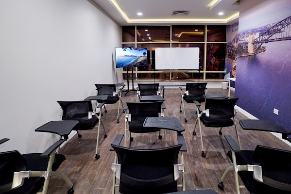 معهد قمم العلوم للغات