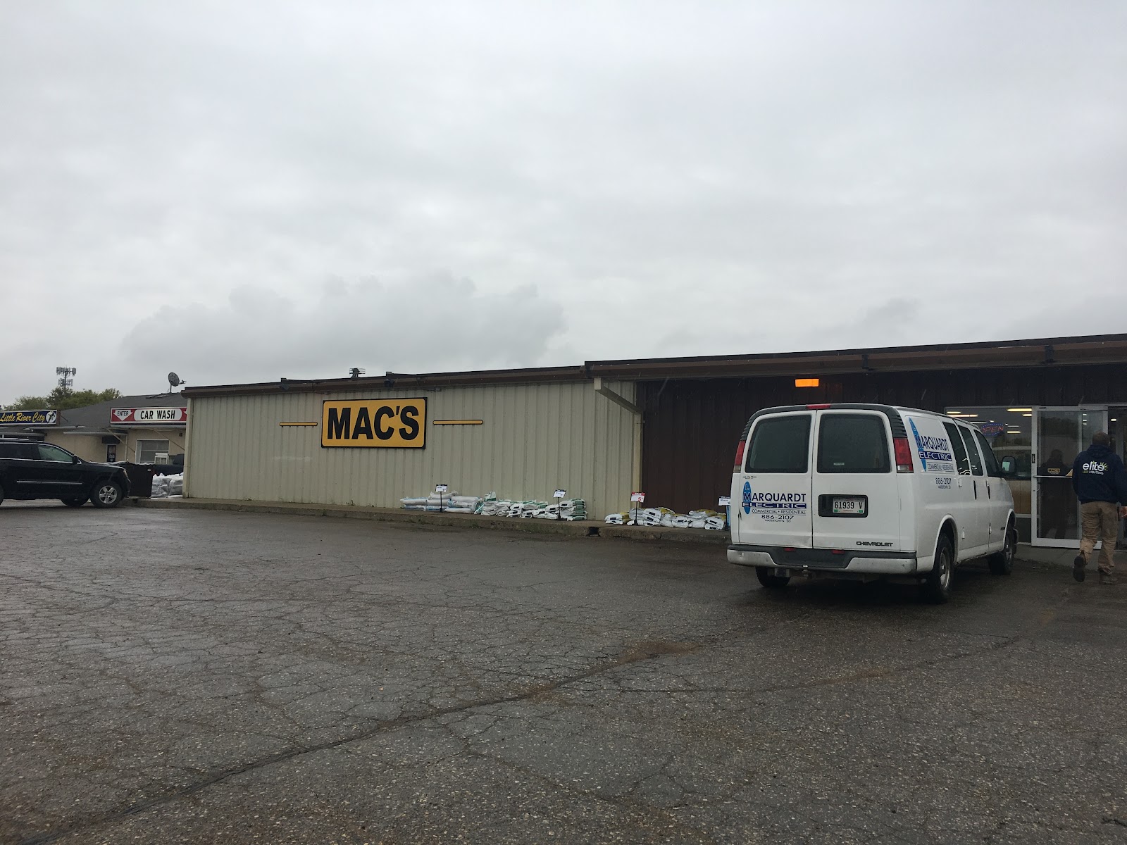 MAC'S Hardware