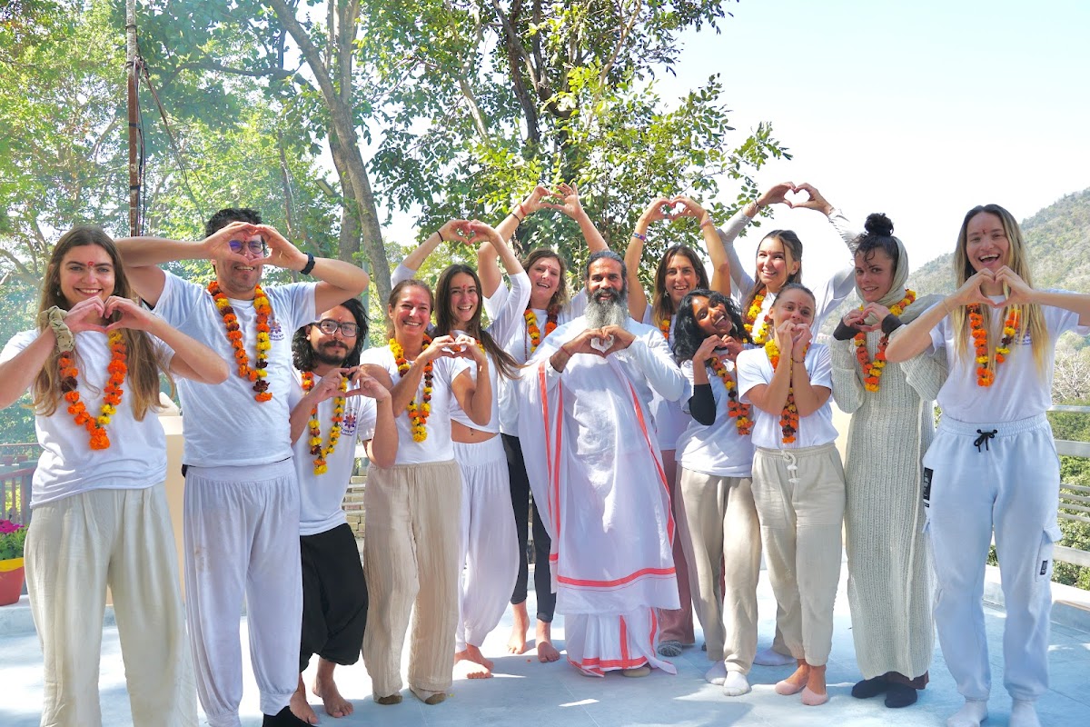 D'vine Yoga -Best Yoga School & Retreat in Rishikesh India Specialist yog in Hatha , Ashtanga , Vinyasa and Kundalini