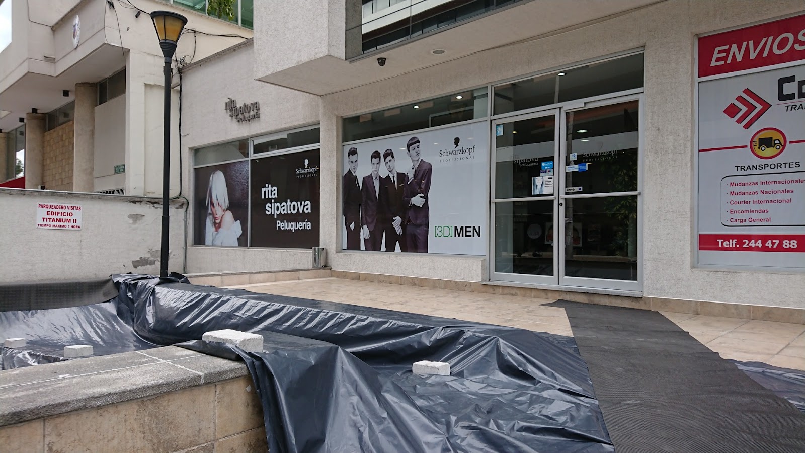 Detalle del área de trabajo de Rita Sipatova, con tijeras, peines y luz natural