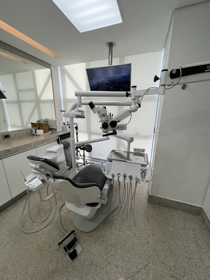 Dra. Maria Tereza Andrade Aragão - Consultório Odontológico - Endodontia / Canal com Microscópio - foto 3