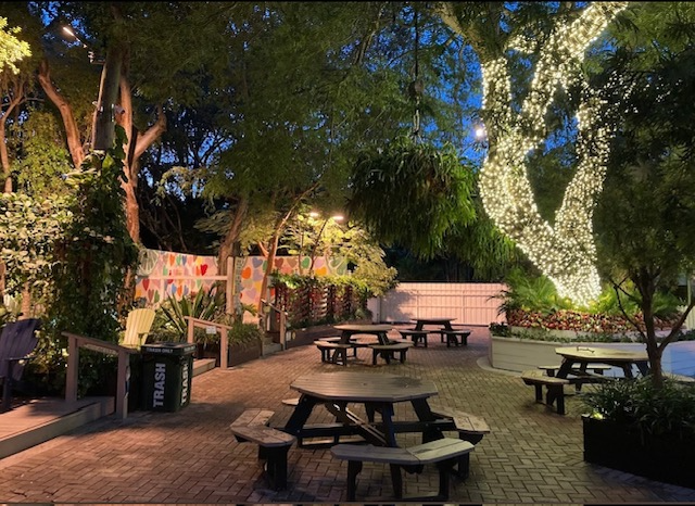 Blond Giraffe Key Lime Pie Factory ® photo 1