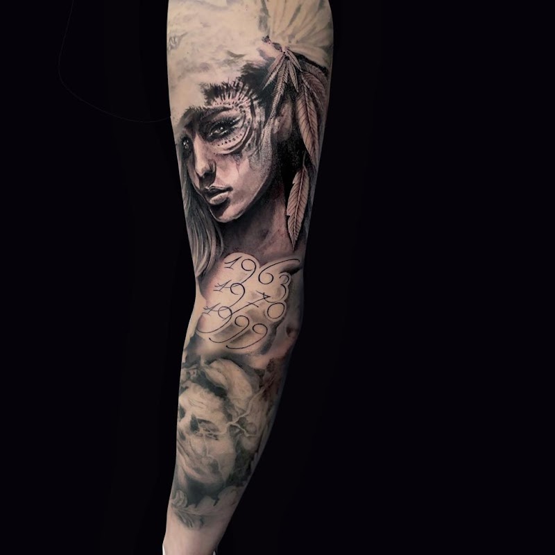 Realistisch portret van vrouw met veren, jaartallen en tweede portret op arm.