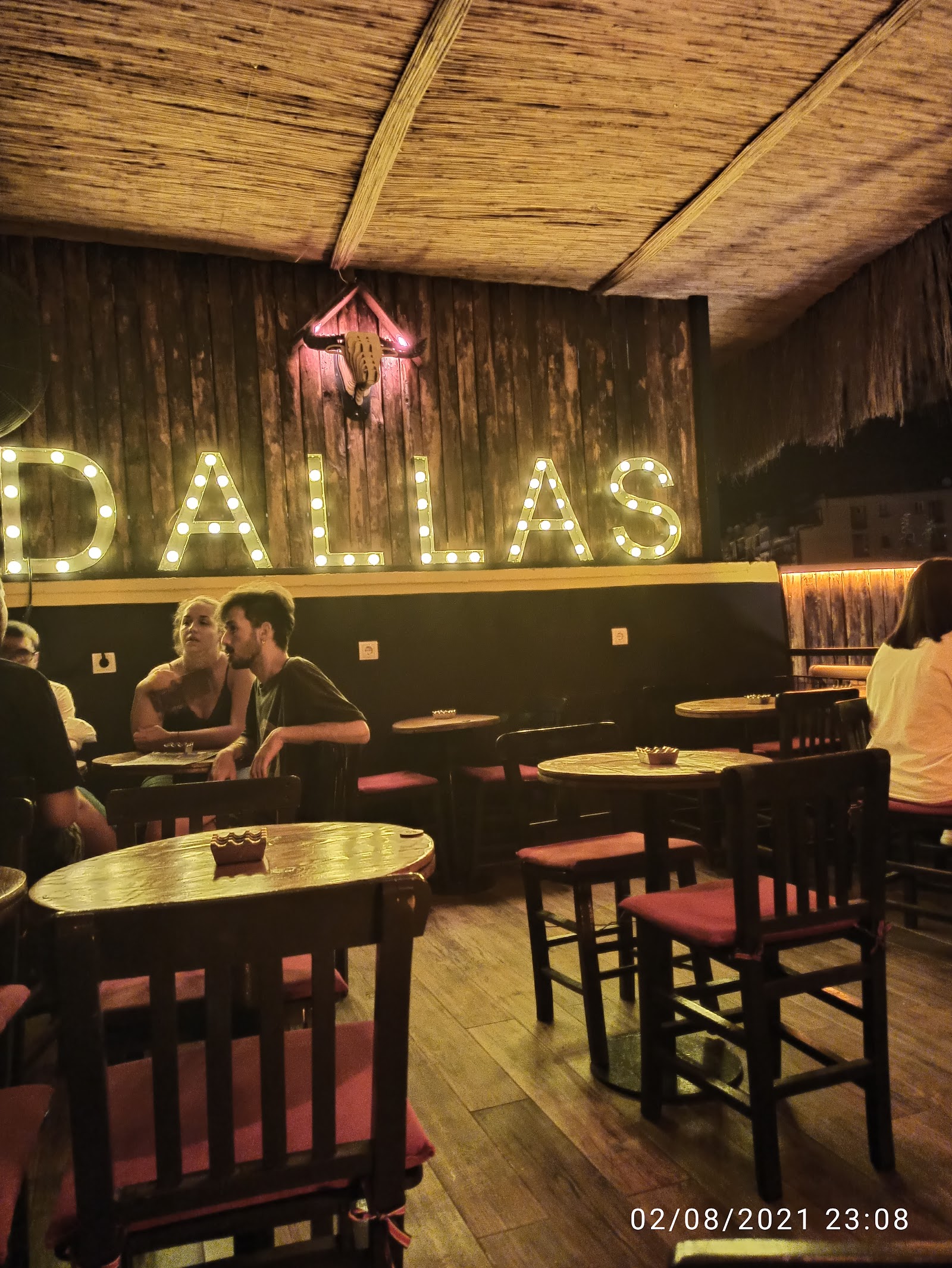 Dallas Pub Cafe Bar mekanı
