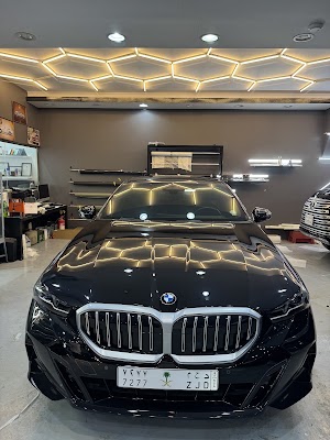 ويش واش لخدمات غسيل وتلميع السيارات