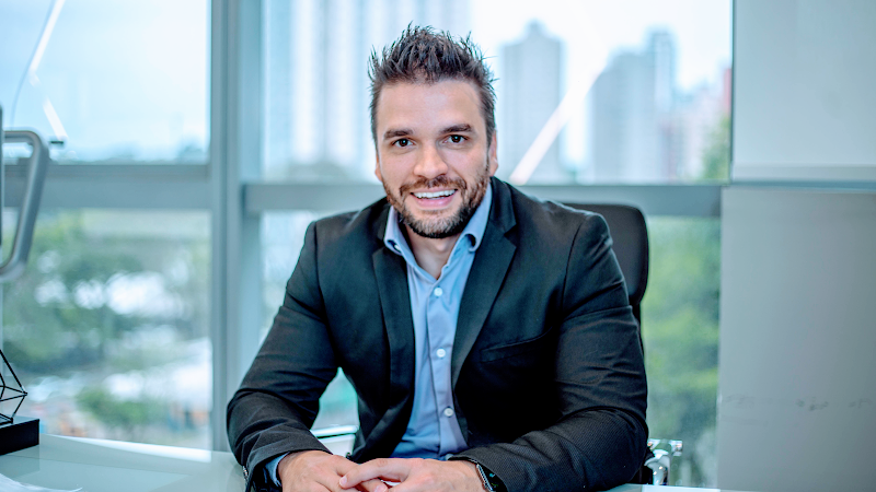 Dr. Gustavo Pimpão | Invisalign em Curitiba PR