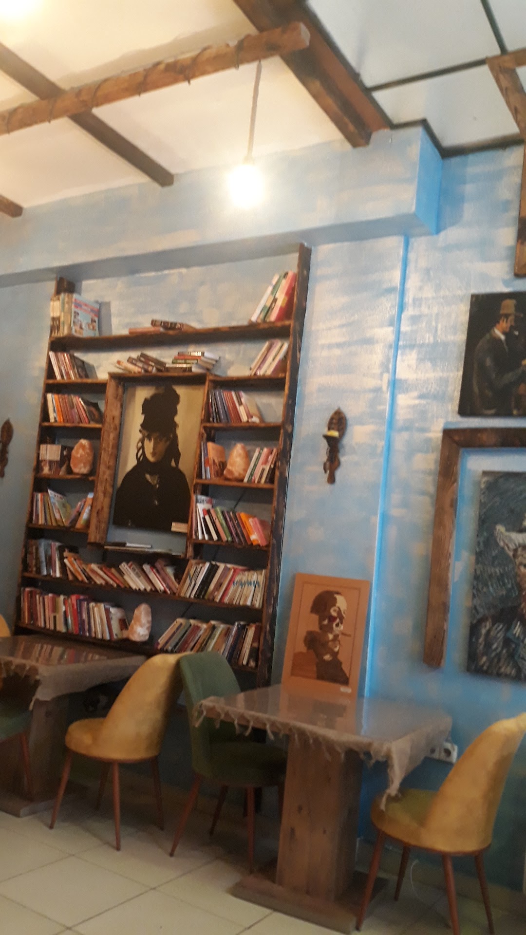 Fatoş Küsmüş Sanat Cafe mekanı