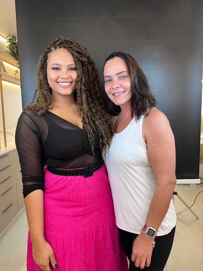 Dra. Thays Caroline | Dentista no Recreio | Lentes em Resina, Harmonização e Estética - foto 2