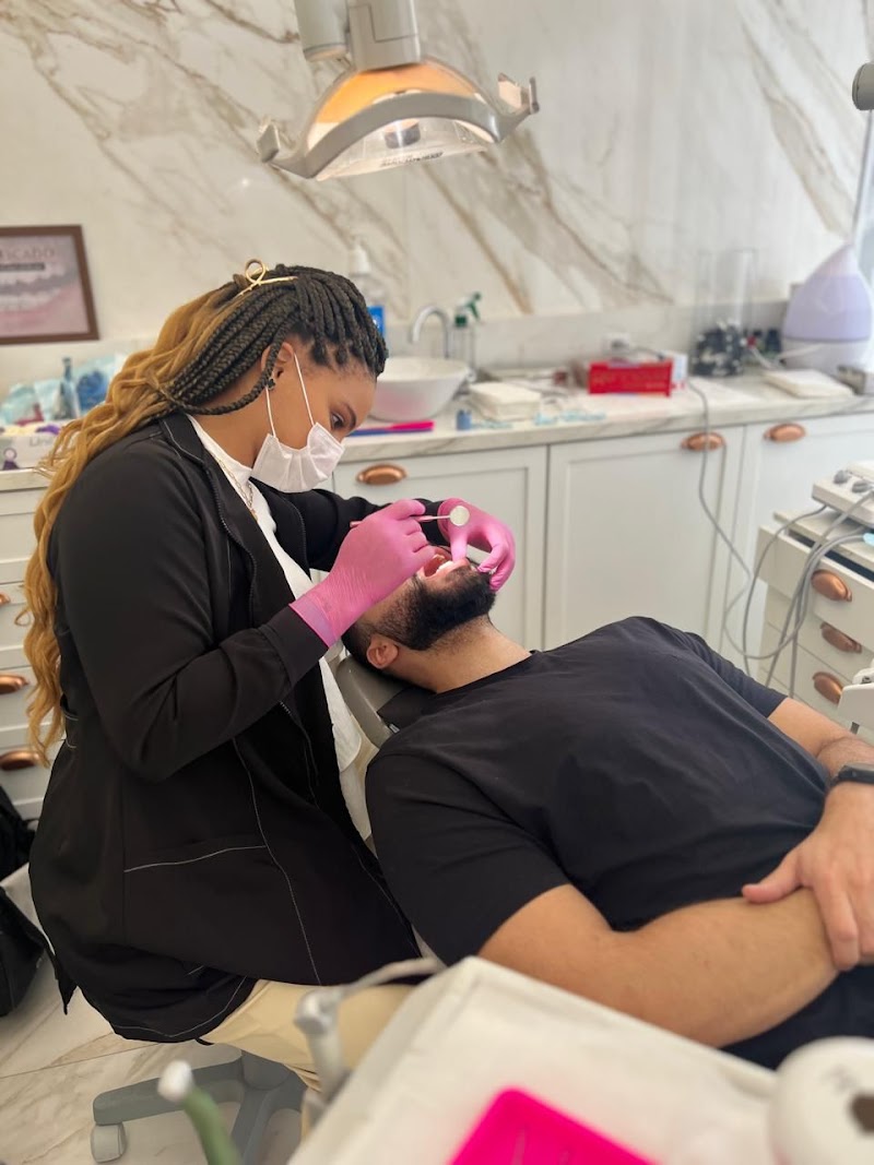 Dra. Thays Caroline | Dentista no Recreio | Lentes em Resina, Harmonização e Estética - foto 4