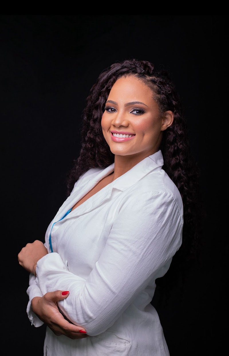 Dra. Thays Caroline | Dentista no Recreio | Lentes em Resina, Harmonização e Estética