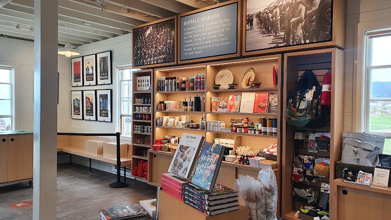 Warming Hut Park Store photo 3