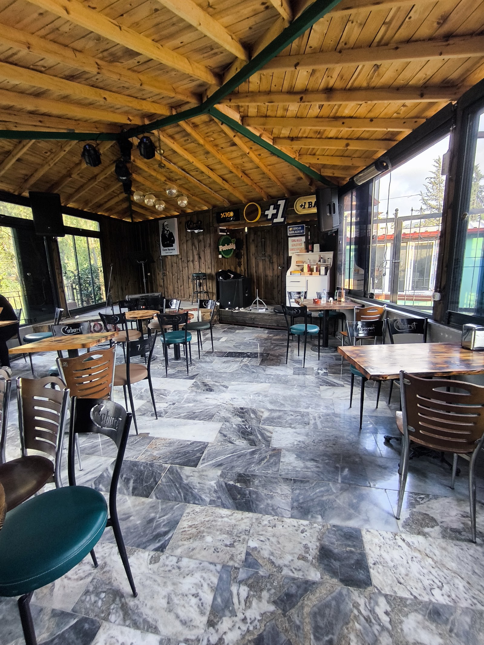 Cabaret Cafe &Bar mekanı