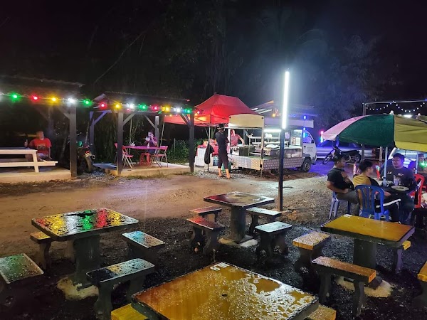 Adik Abang Lepak Santai - Photo 1