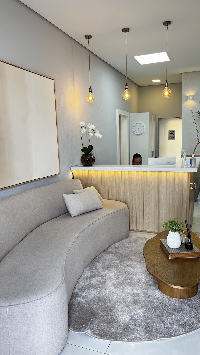 Dra. Camila Marinho Ortodontista em Campo Grande Alinhadores Sousmile - foto 2