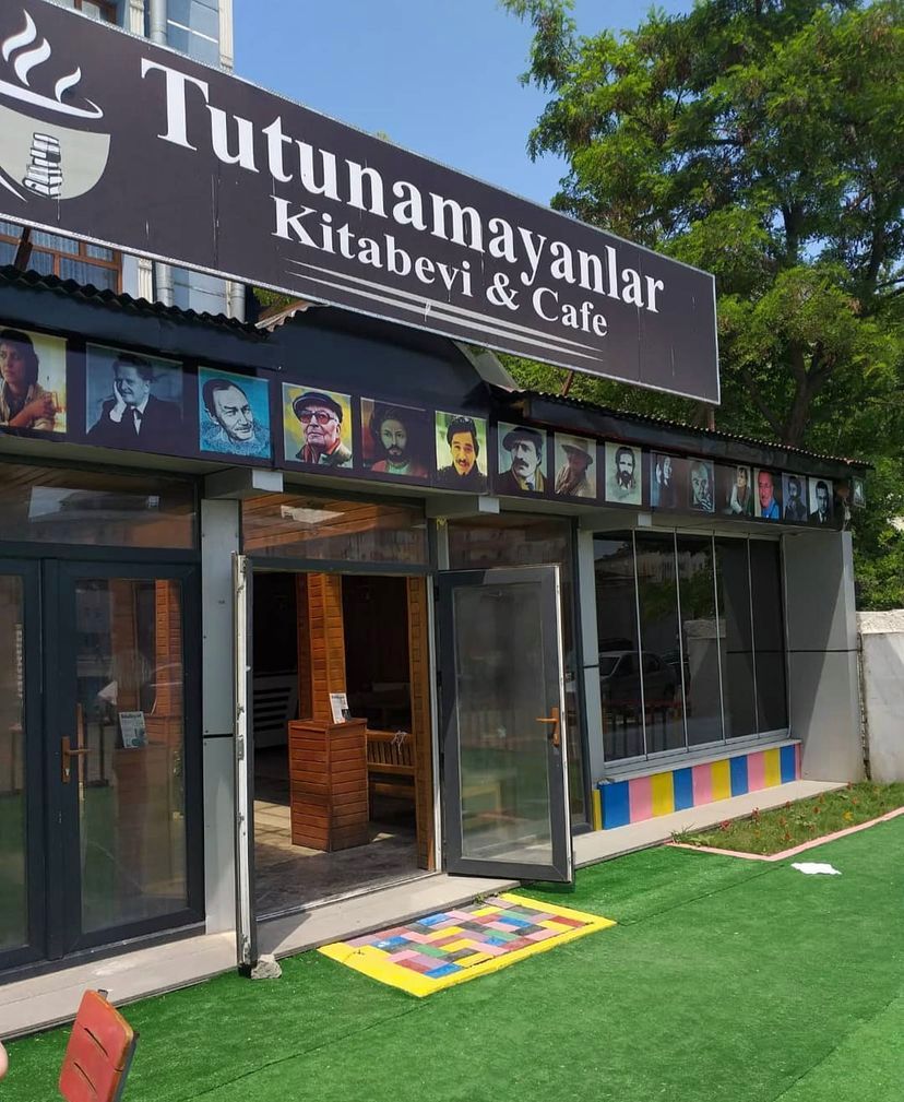 Tutunamayanlar Kitabevi & Kafe mekanı