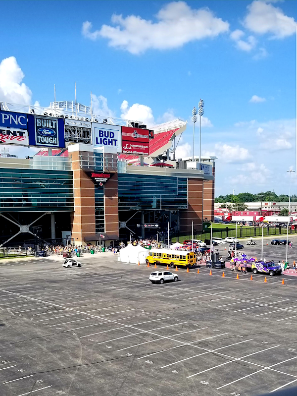 WE R FAMILY exterior